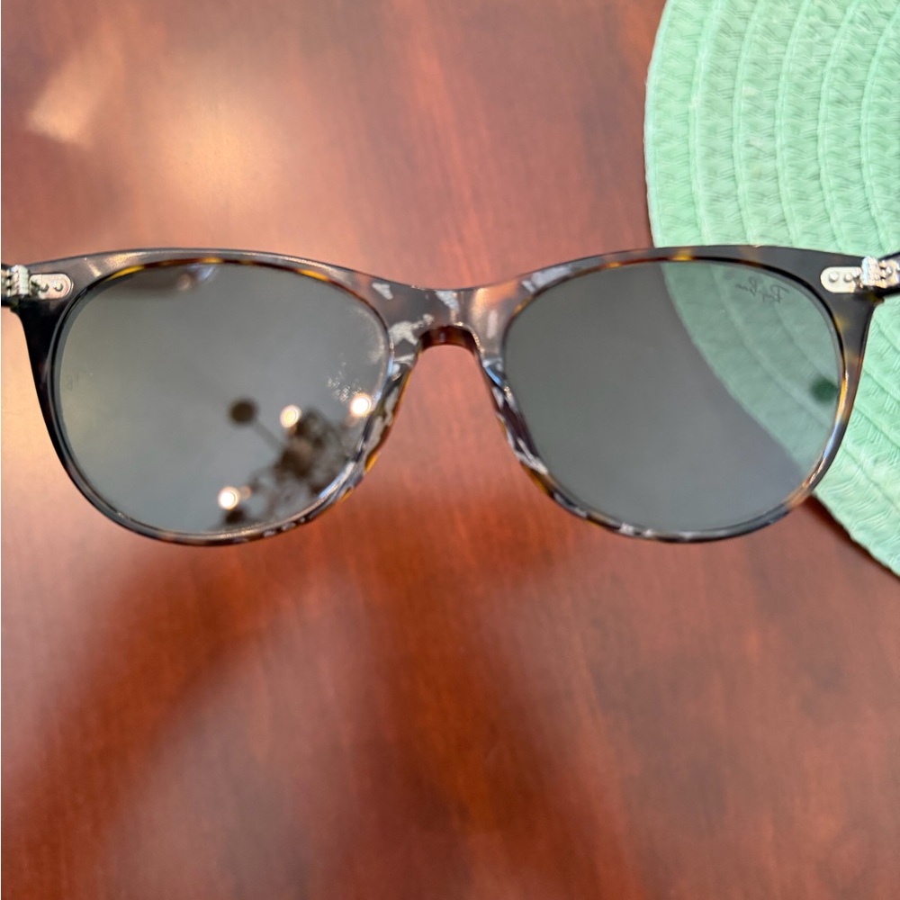 Ray-Ban Polarized Tortoise Some discoloration inside of the frame. No Scratches - Picture 6 of 12
